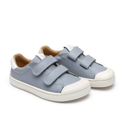 Par barefoot patika Ramp svetlo plave prikaz pod uglom na beloj pozadini