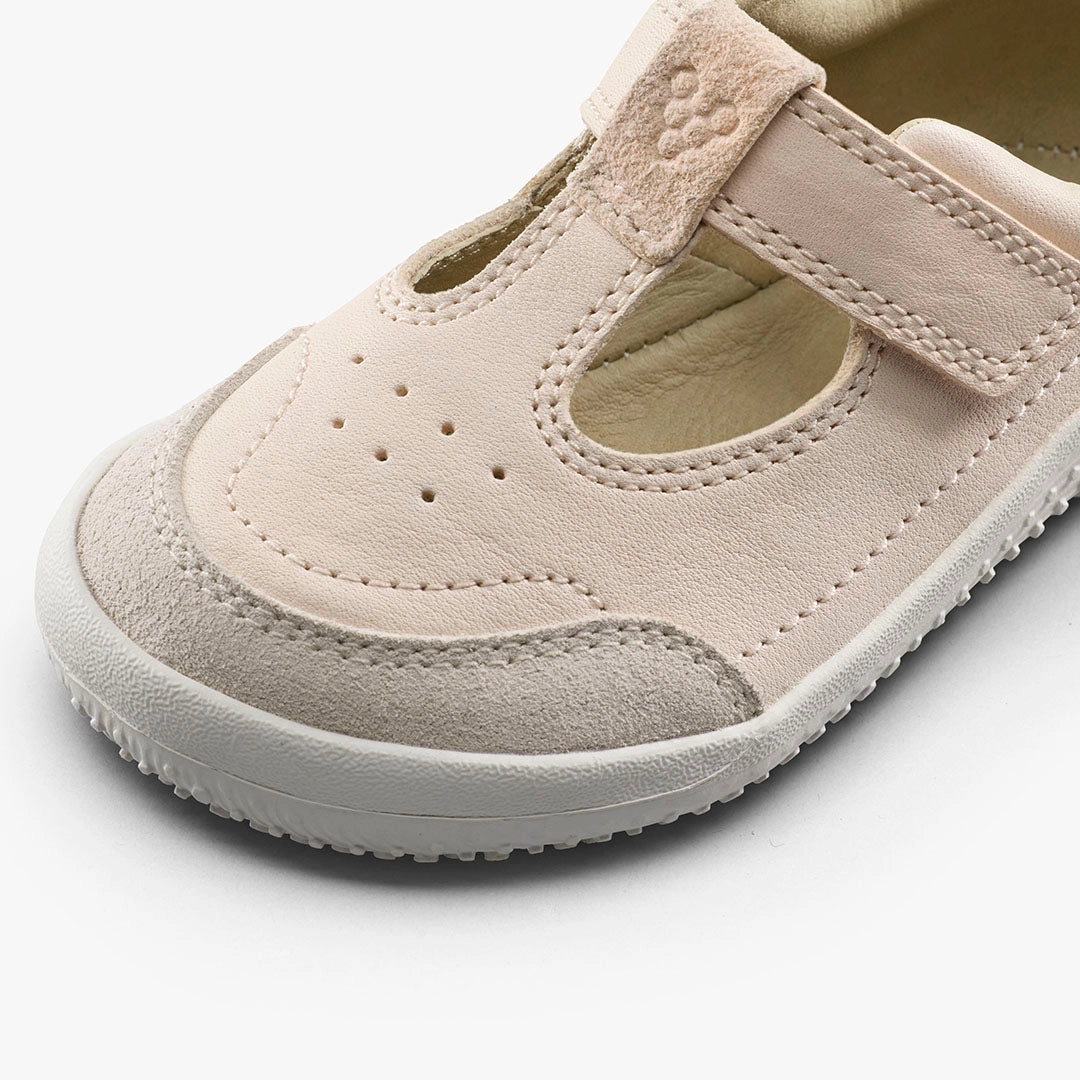 Pogled na par Gobi T-Bar dečijih cipela iz gornje perspektive