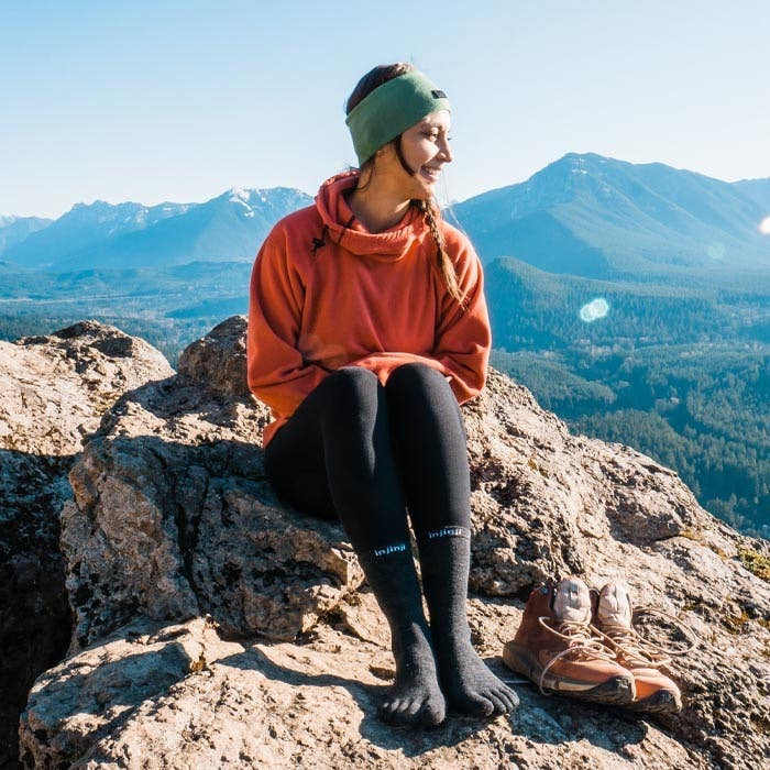 Model nosi Injinji Liner Crew Wool Slate carape tokom planinarenja