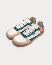 Par barefoot patika Majorca teal prikaz odozgo na beloj pozadini