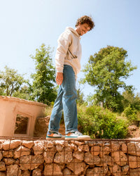 Lifestyle fotografija barefoot patika Majorca teal hodanje po zidu na otvorenom