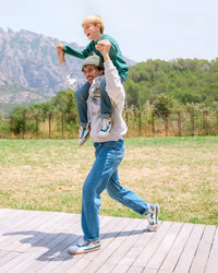 Lifestyle fotografija barefoot patika Majorca teal u pokretu na otvorenom sa farmerkama