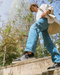 Lifestyle fotografija barefoot patika Majorca crna u pokretu na stepenicama