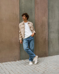Lifestyle fotografija barefoot patika Majorca Stone urban stil uz zid