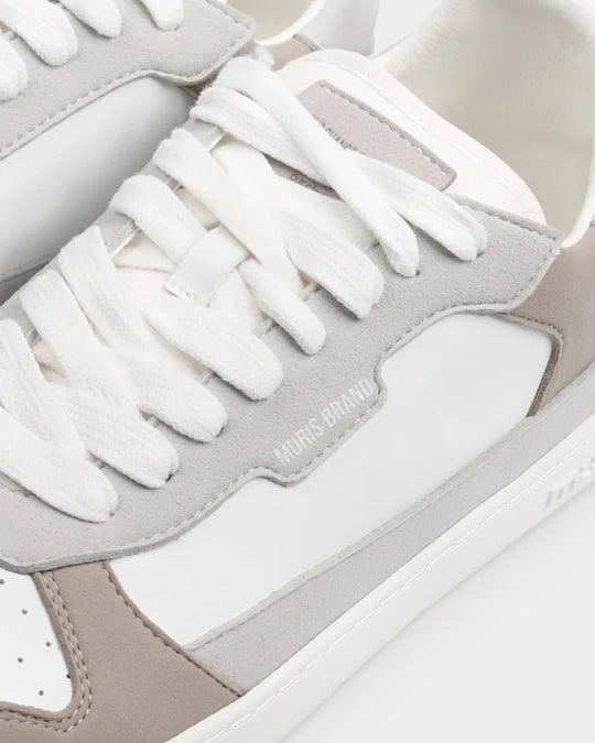 Detalj barefoot patika Majorca Ivory fokus na pertle i gornji deo