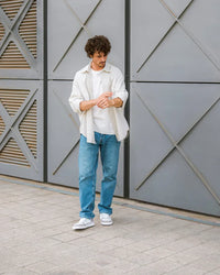 Lifestyle fotografija barefoot patika Majorca Ivory urban stil uz zid