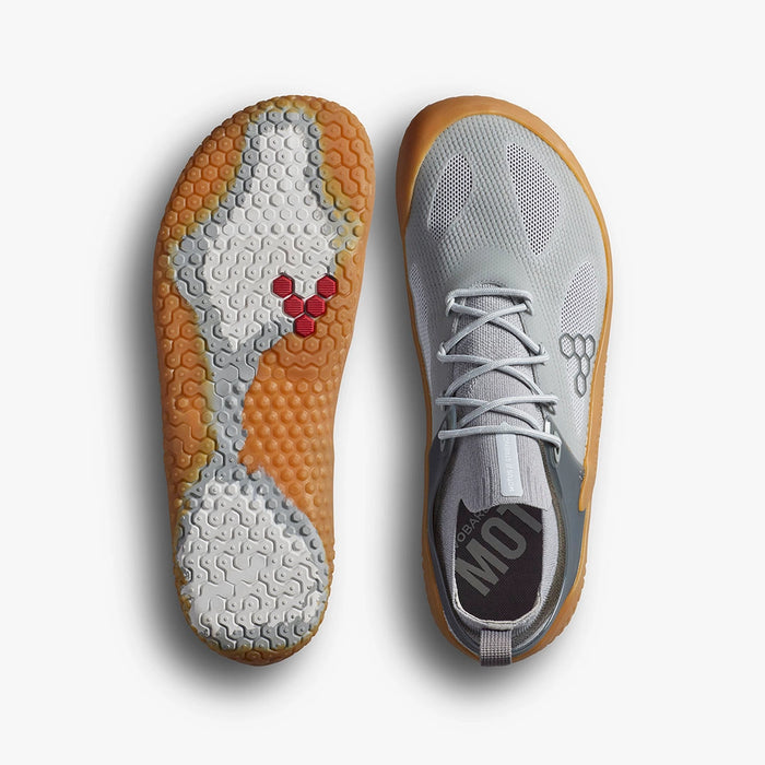 Vivobarefoot Motus Strength sive pogled odozgo i pogled na djon