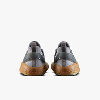 Vivobarefoot Motus Strength sive pogled od pozadi na obe pete