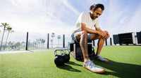 Vivobarefoot Motus Strength sive lifestyle fotografija na travi sa rekvizitima