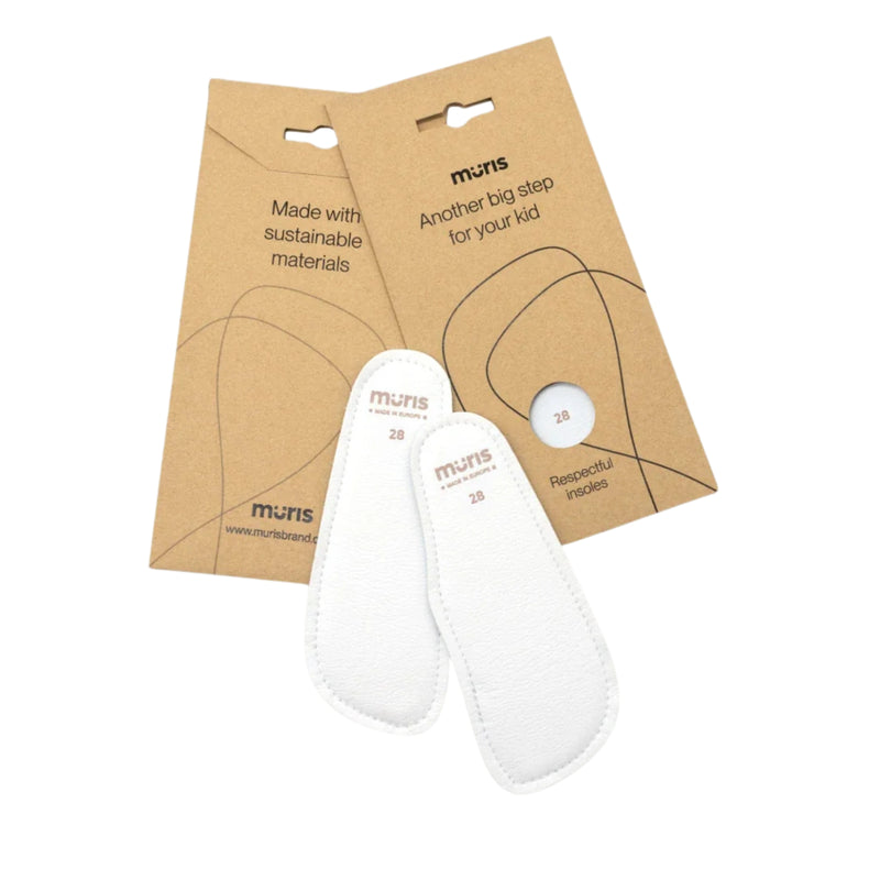 Muris ulosci za decu beli par ulozaka sa pakovanjem u pozadini