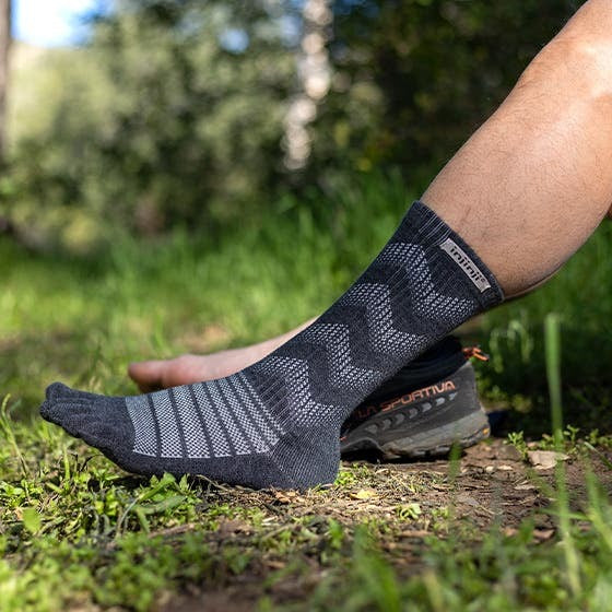 Detalj stopala u Injinji Outdoor Midweight Crew Wool Slate carapama u prirodi