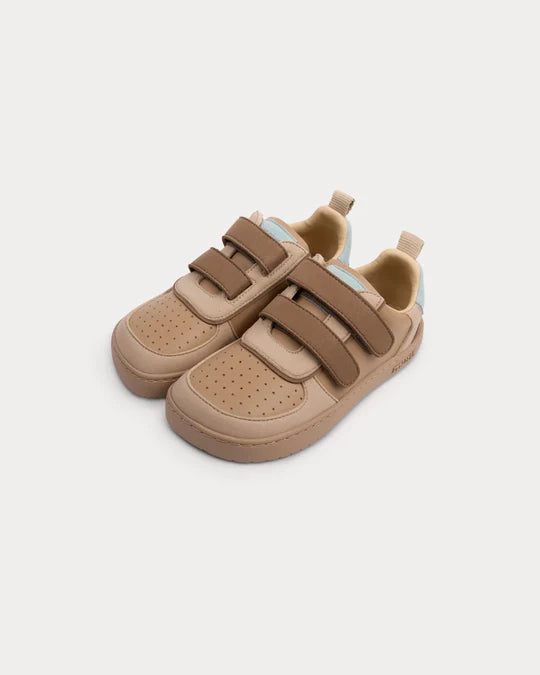 Par barefoot patika Petra Bark braon prikaz pod uglom na beloj pozadini