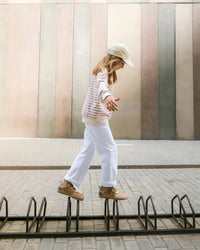 Lifestyle fotografija barefoot patika Petra Bark braon u pokretu hodanje po ogradi