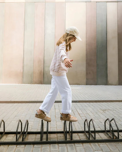 Lifestyle fotografija barefoot patika Petra Bark braon u pokretu hodanje po ogradi