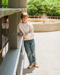 Lifestyle fotografija barefoot patika Petra Bark braon urban stil na otvorenom