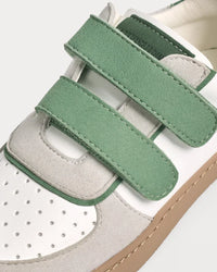 Detalj barefoot patika Petra Forest zelene fokus na cicak trake i gornji deo