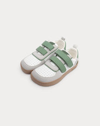 Par barefoot patika Petra Forest zelene prikaz odozgo na beloj pozadini