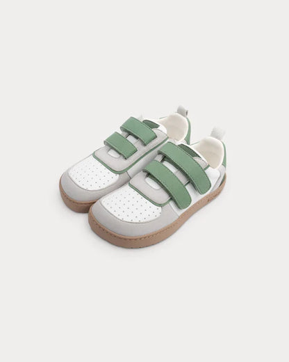 Par barefoot patika Petra Forest zelene prikaz odozgo na beloj pozadini