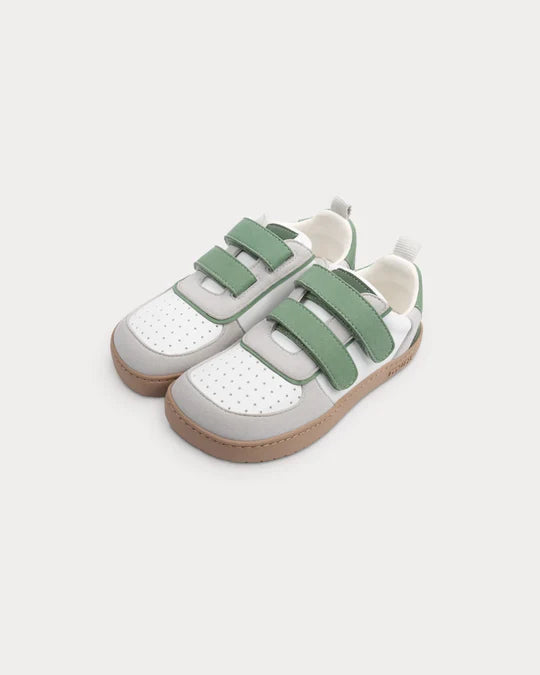 Par barefoot patika Petra Forest zelene prikaz odozgo na beloj pozadini