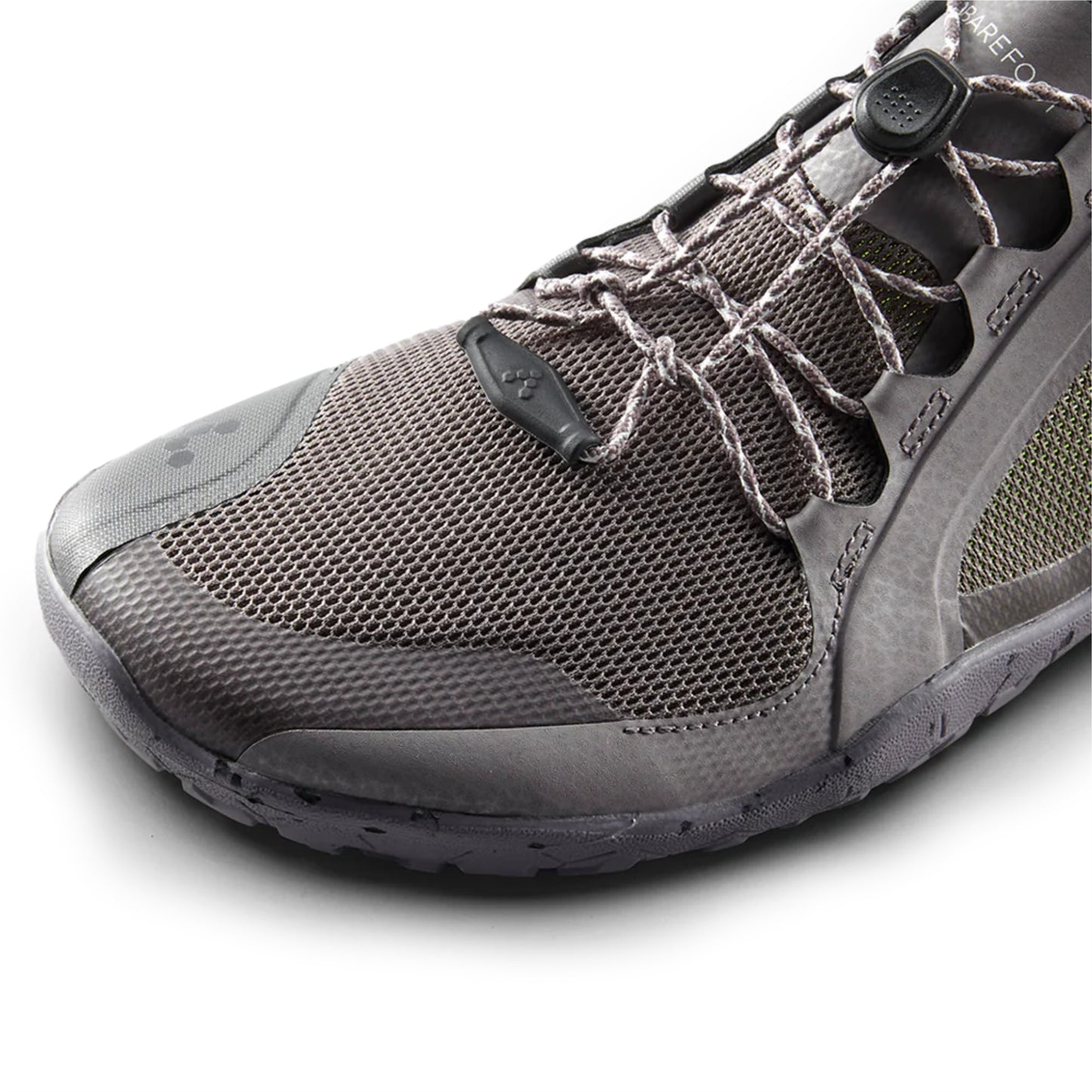 Vivobarefoot Primus Trail II FG prednji ugao sa fokusom na pertle i mrezu