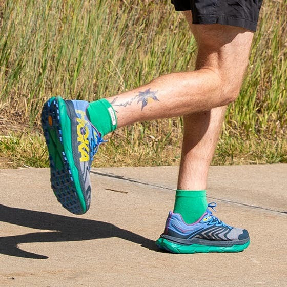 Injinji Run Lightweight Mini-Crew Fern carape u pokretu na asfaltnoj podlozi