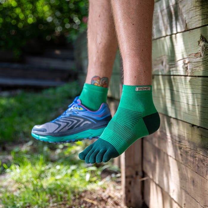 Detalj nogu u Injinji Run Lightweight Mini-Crew Fern carapama tokom hodanja
