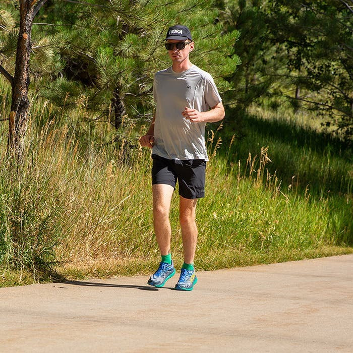 Model trci u Injinji Run Lightweight Mini-Crew Fern carapama na stazi