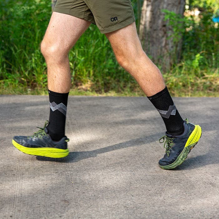 Injinji Run Lightweight Crew crne carape u pokretu tokom trcanja