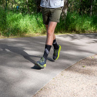 Detalj koraka u Injinji Run Lightweight Crew crnim carapama na stazi