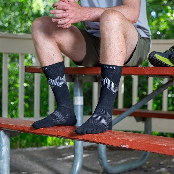 Injinji Run Lightweight Crew crne carape u pauzi tokom aktivnosti