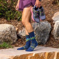 Injinji Run Lightweight Crew Glow carape na kamenitoj podlozi tokom hodanja