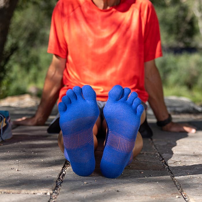 Detalj donje strane stopala u Injinji Run Lightweight No-Show Sapphire carapama