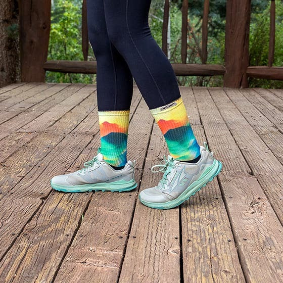 Model stoji hoda u Injinji Spectrum Trail Midweight Crew Valley carapama