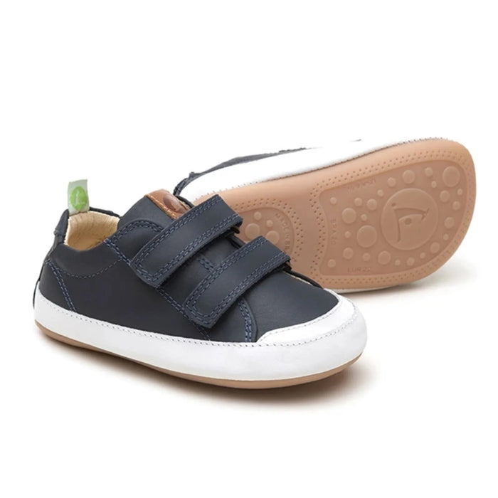 Par barefoot patika Bossy Teget prikaz pod uglom na beloj pozadini