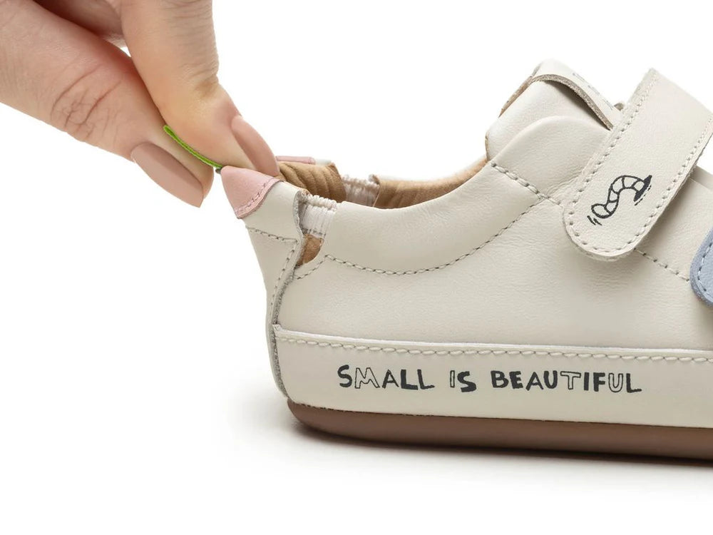 Barefoot patike Bossy Worm prikaz savitljivosti u ruci