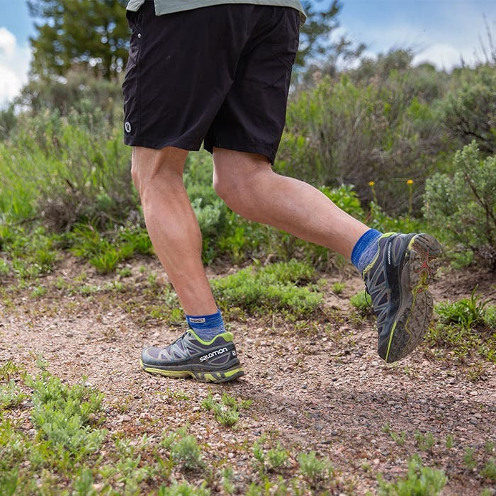 Injinji Trail Midweight Mini-Crew Neptune carape u pokretu na zemljanoj stazi