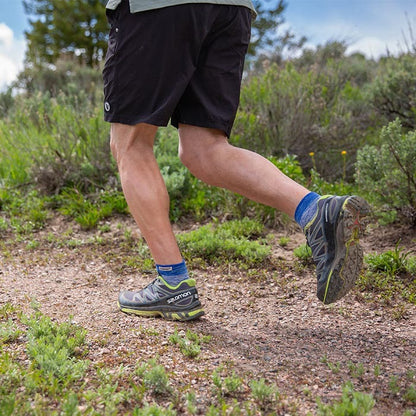 Injinji Trail Midweight Mini-Crew Neptune carape u pokretu na zemljanoj stazi