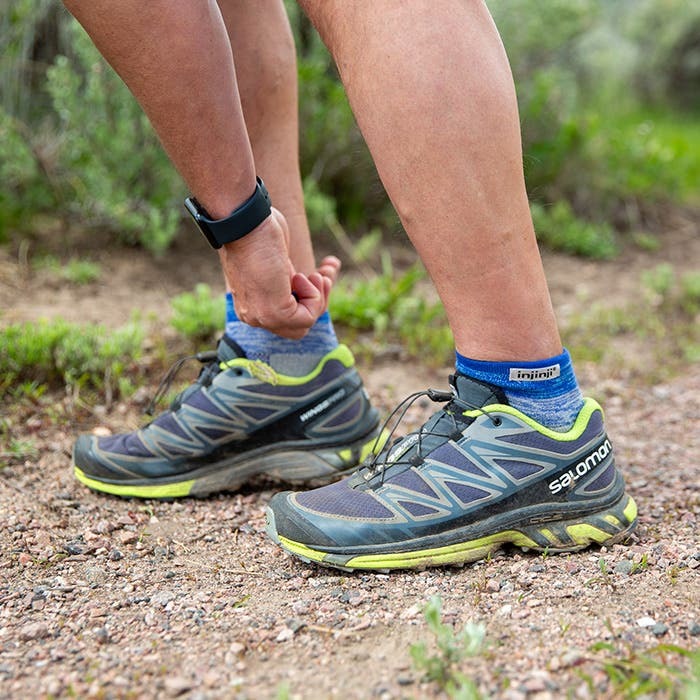 Model obuva Injinji Trail Midweight Mini-Crew Neptune carape tokom trail trcanja