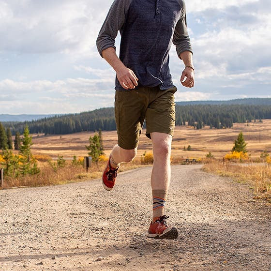 Injinji Trail Midweight Crew Grain carape u pokretu na zemljanoj stazi