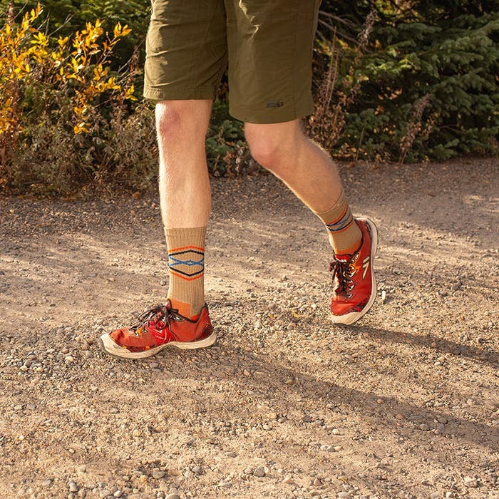 Model hoda po trailu u Injinji Trail Midweight Crew Grain carapama