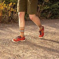 Model hoda po trailu u Injinji Trail Midweight Crew Grain carapama