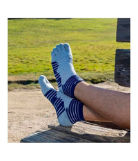 Model odmara u Injinji Ultra Run Mini-Crew Cobalt carapama posle trcanja