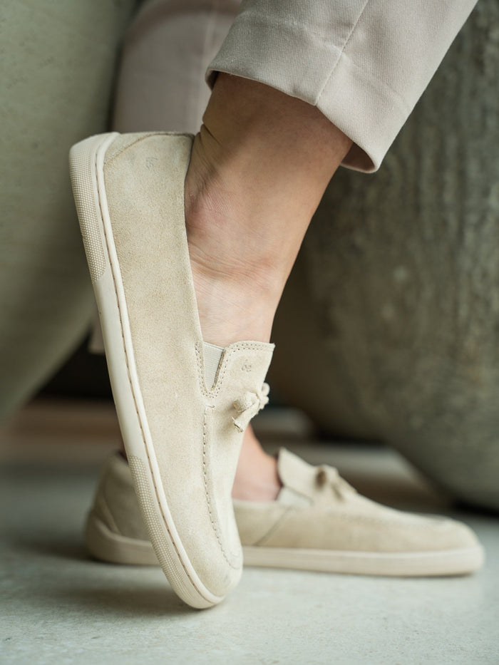 Be Lenka Aphrodite mokasine – lifestyle fotografija, bez model nosen uz svetle pantalone

