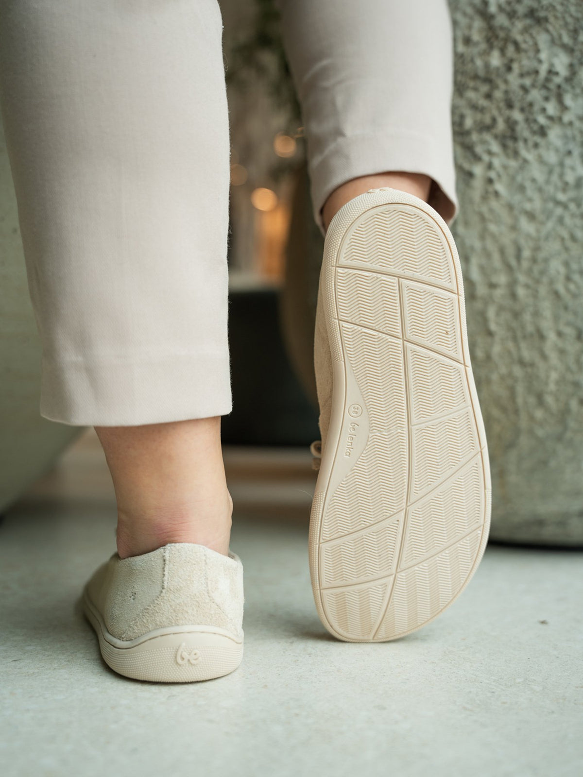 Be Lenka Aphrodite barefoot mokasine – pogled od pozadi, model nosen na stopalima

