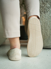 Be Lenka Aphrodite barefoot mokasine – pogled od pozadi, model nosen na stopalima

