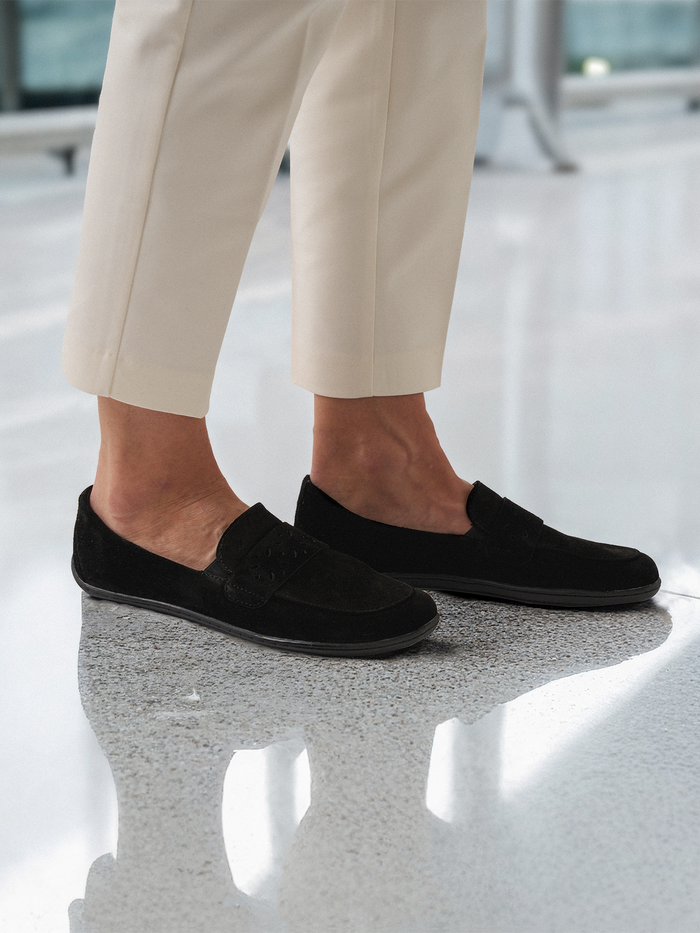Pogled odozgo na par mokasina Be Lenka Bianca All Crne - barefoot model u crnoj boji na stopalima