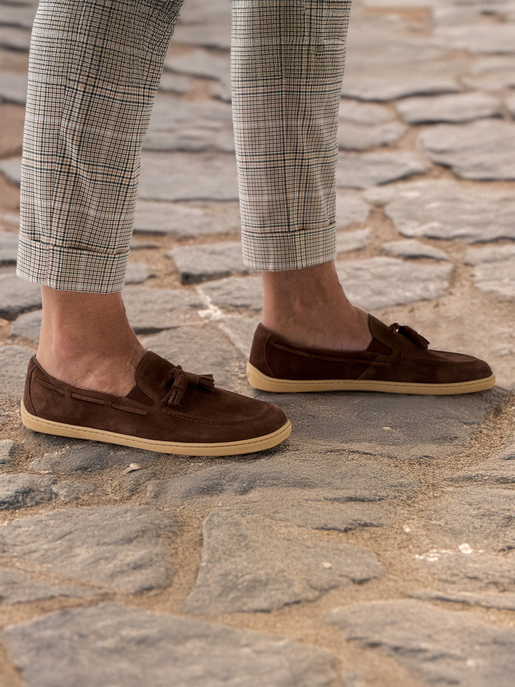 Be Lenka Portsiders barefoot mokasine – pogled sa strane dok se nose uz pantalone

