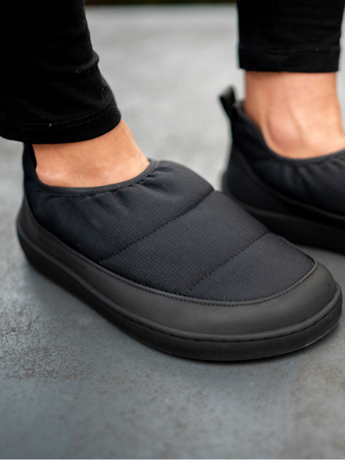 Nimbus Crne barefoot patike pogled na nogama odozgo