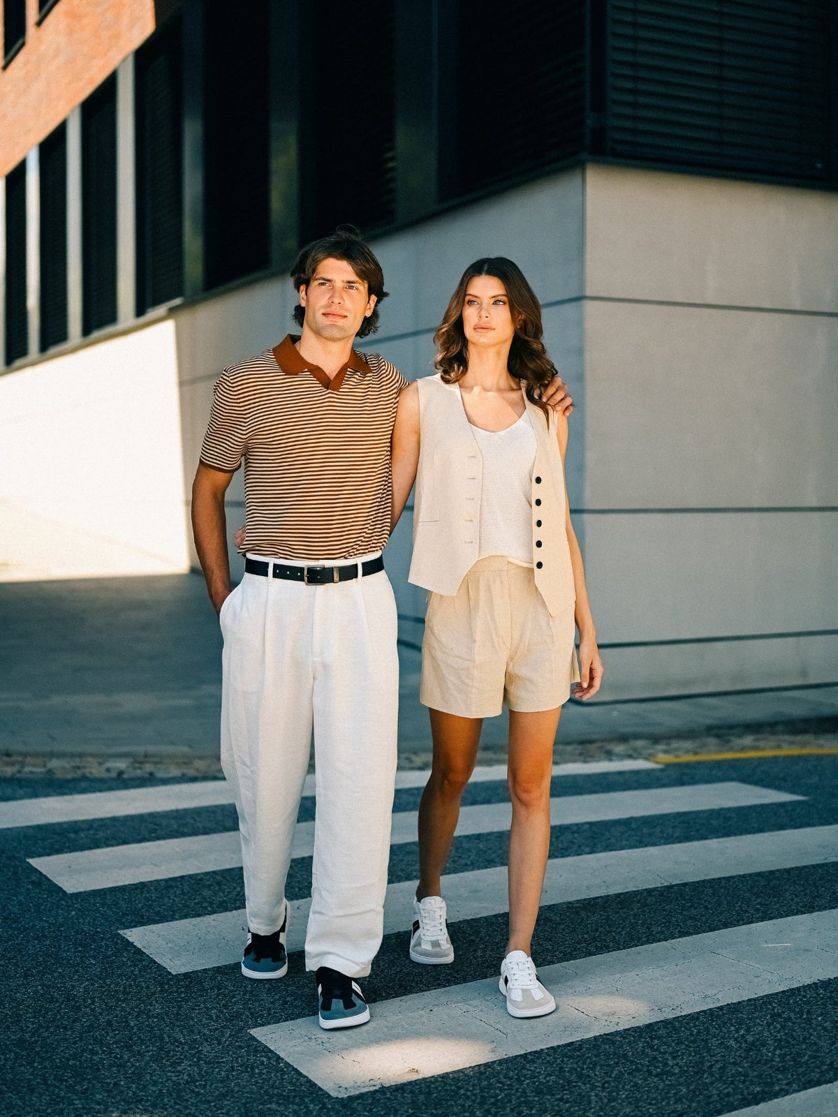 Barebarics Icara crno siva – lifestyle fotografija zagrljeni muskarac i zena na pesackom