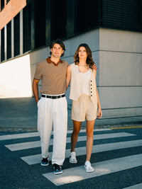 Barebarics Icara crno siva – lifestyle fotografija zagrljeni muskarac i zena na pesackom